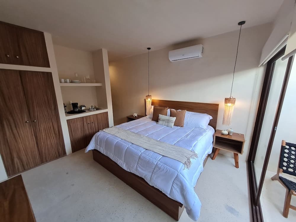 LUJOSO CON CENOTE EN LA SELVA DE TULUM