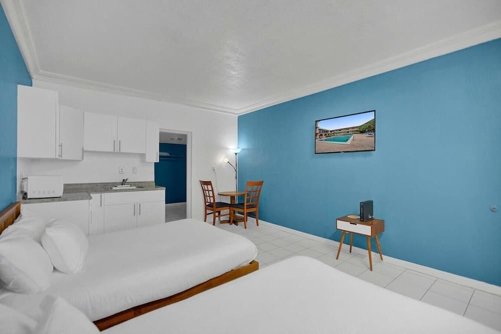 Private Hallandale Beach Studio W/bath, Walking Distance to the Beach, Pool & Free Parking!