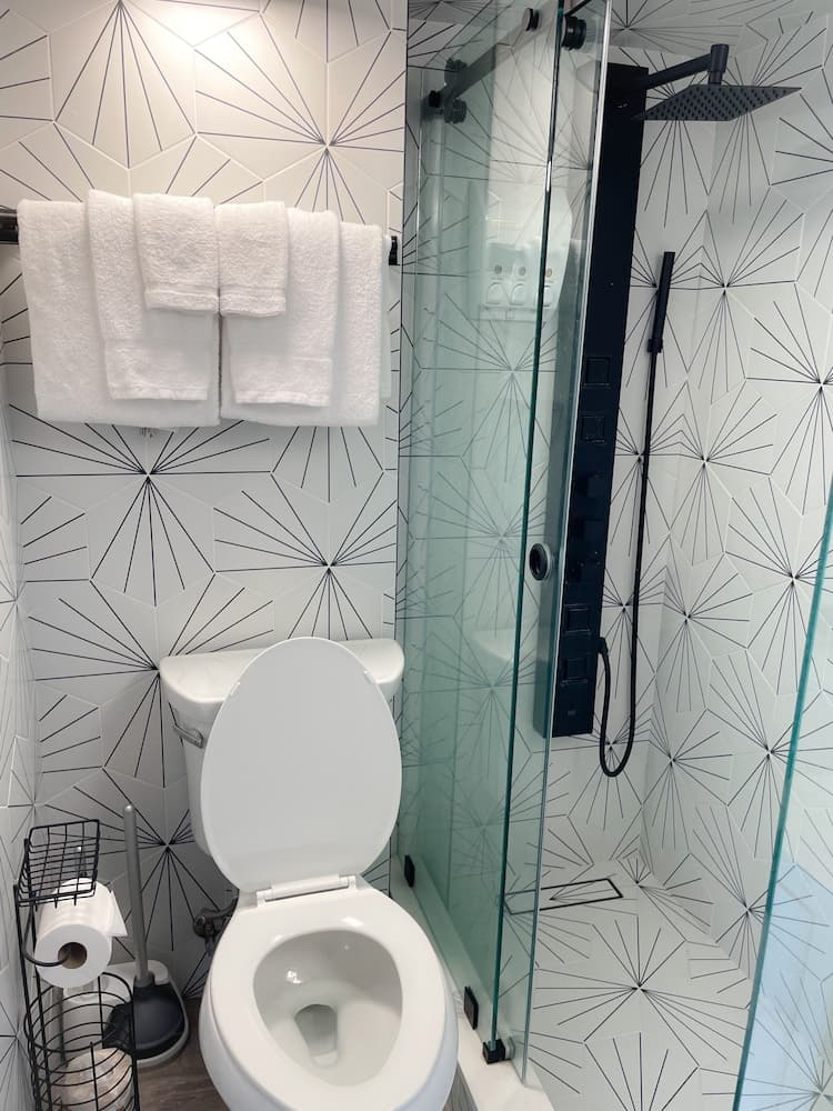 Hawaiian Monarch 1407 Condo by Redawning