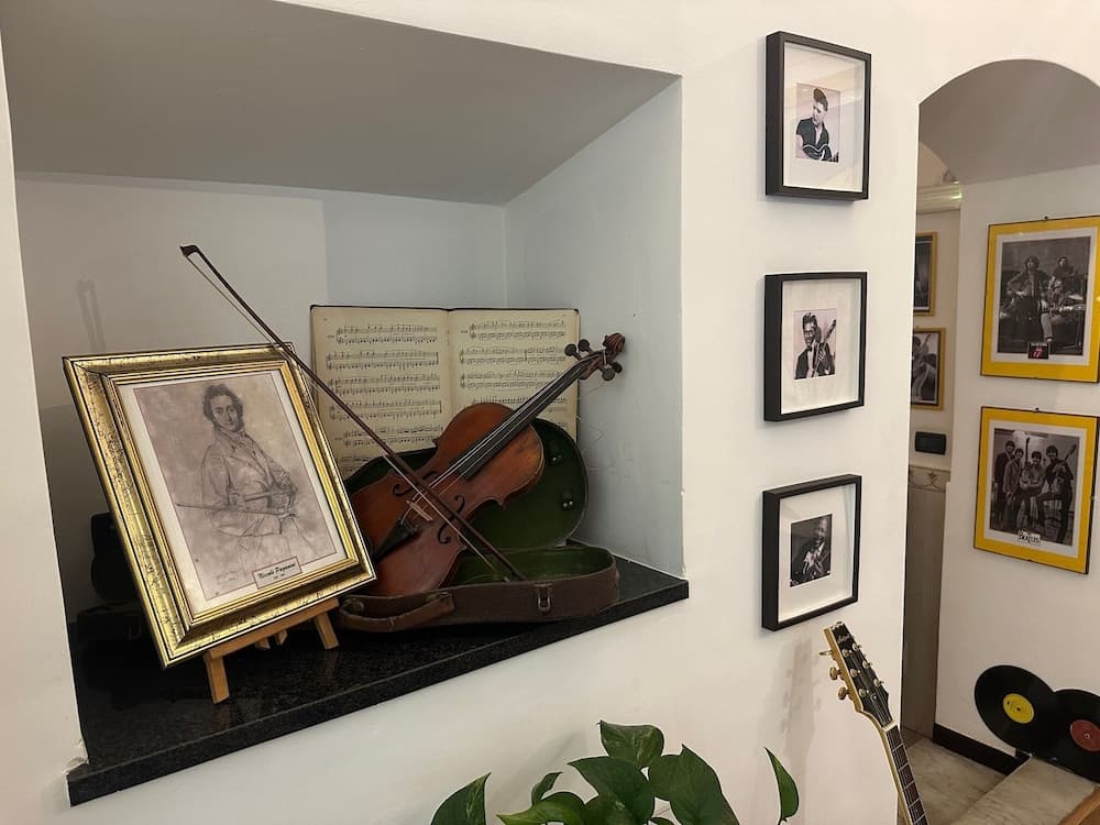 RED AND BLUES MUSIC HOTEL GENOVA