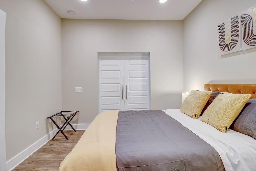 FRONTDESK 500 West Trade Apts Fourth Ward Charlotte