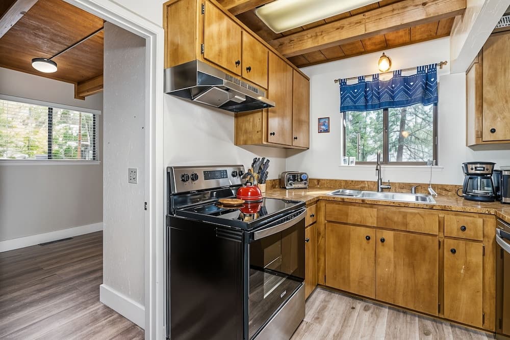 Three Wild Turkeys - Amazing Outdoor Spaces! 2 Decks! by Yosemite Region Resorts