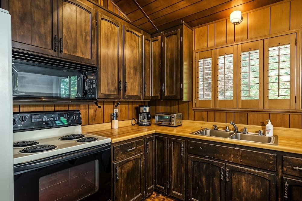 The Hideout - Pet Friendly - The Perfect Spot for a Relaxing Yosemite Vacation by Yosemite Region Resorts