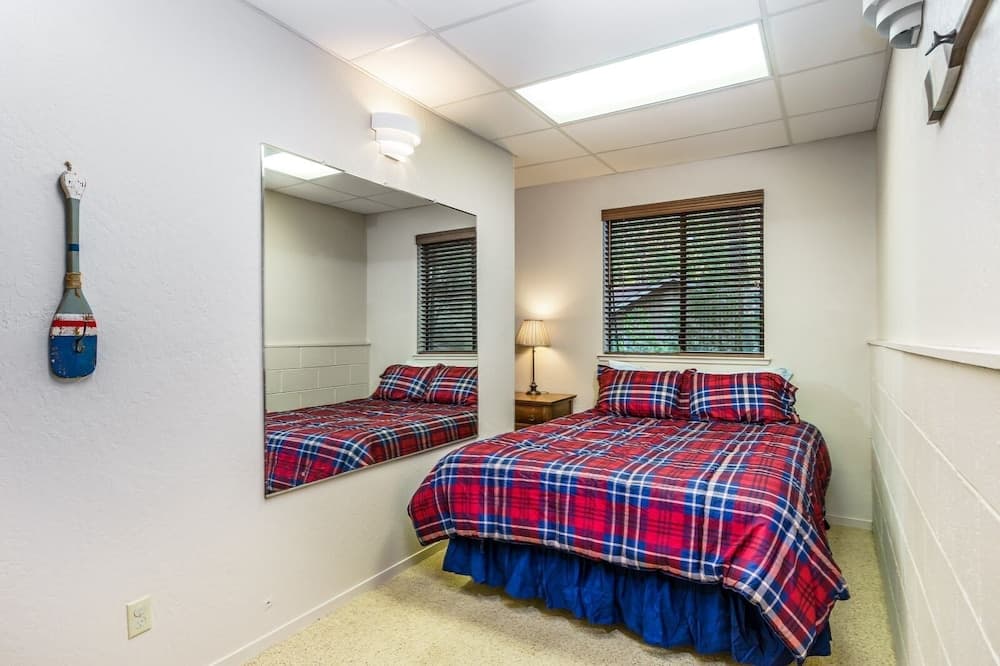 Getaway Cove Chalet - You'll Love Getaway Cove Chalet. Lake Front on Big Creek Cove, Private Dock, Pedal Boat and Paddleboards Included by Redawning