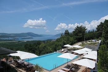 Bayview Hills Luxury Residences