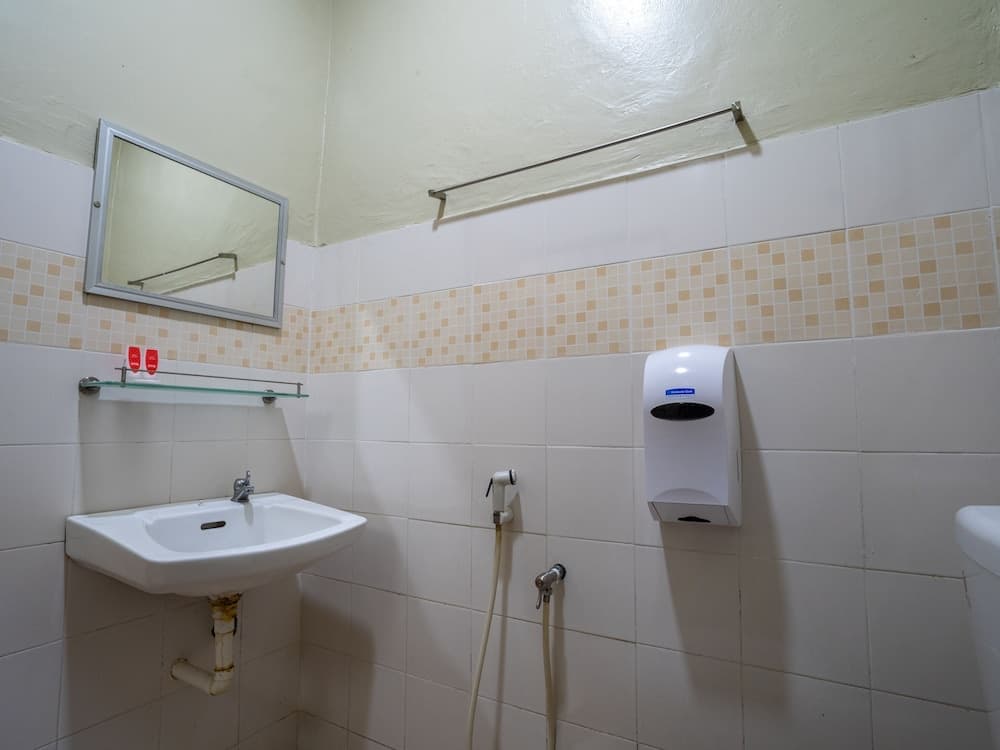 OYO 90576 Holiday Dive Inn