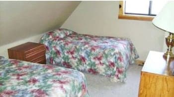 Entire Charming Cabin With Lake And Mountain View for 10 People