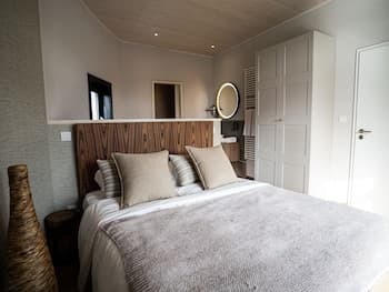 Luxurious Waterfront Villa Surrounded by Nature for 4 People 21