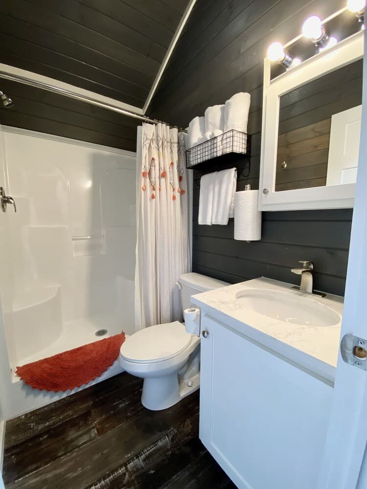 Tiny Home Cottage-resort Amenities-1 Mi to Fred!