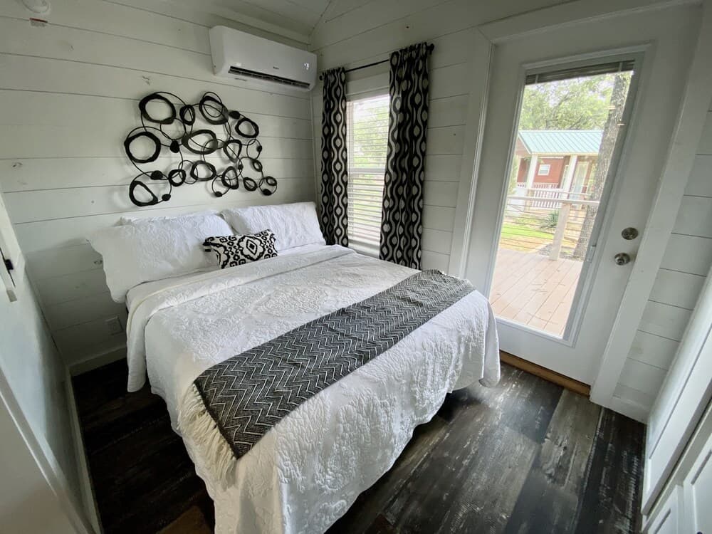 Modern Tiny Home W/resort Amenities-1 mi to Fred!