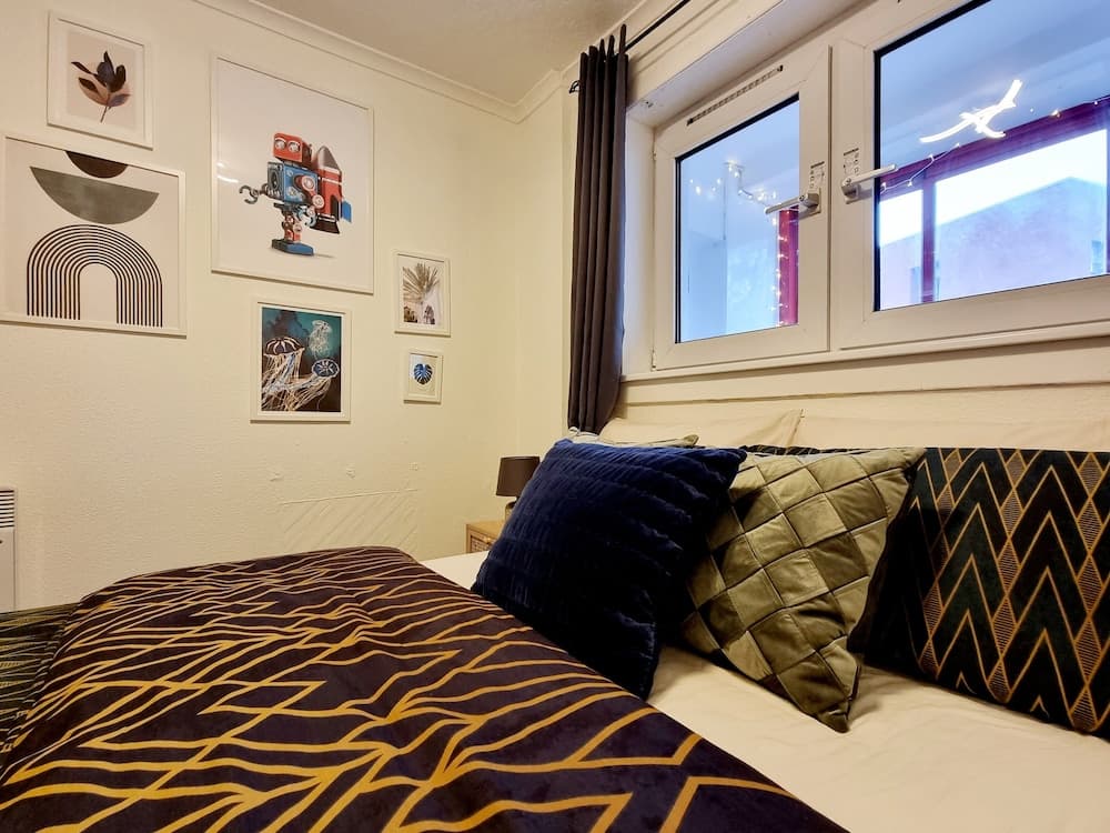 Airy Home with Free Parking in Glasgow