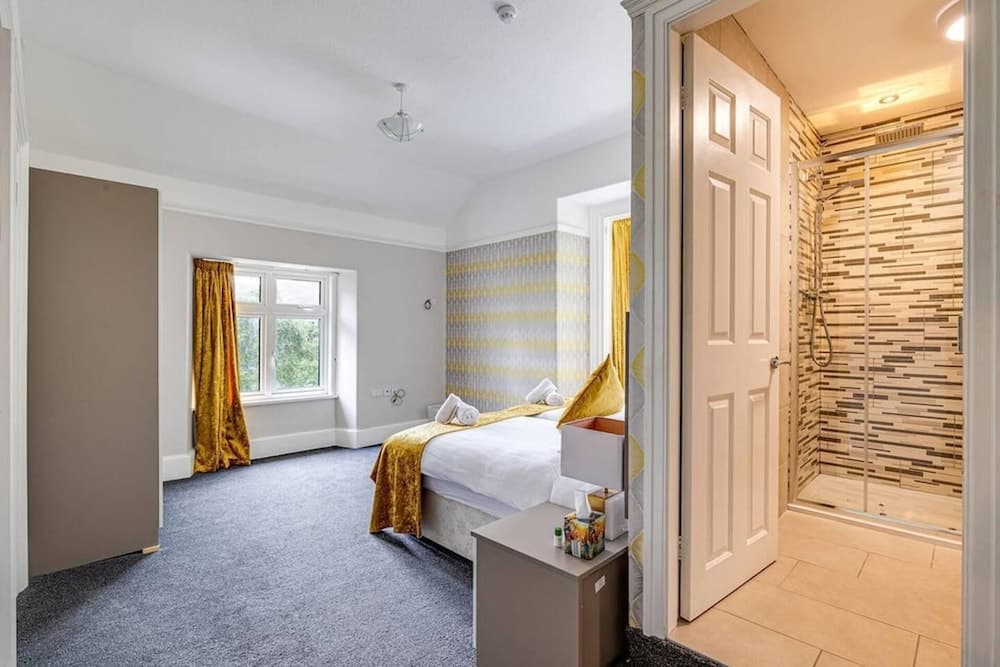 Delightful Holiday Home With sea Views and Hot Tub