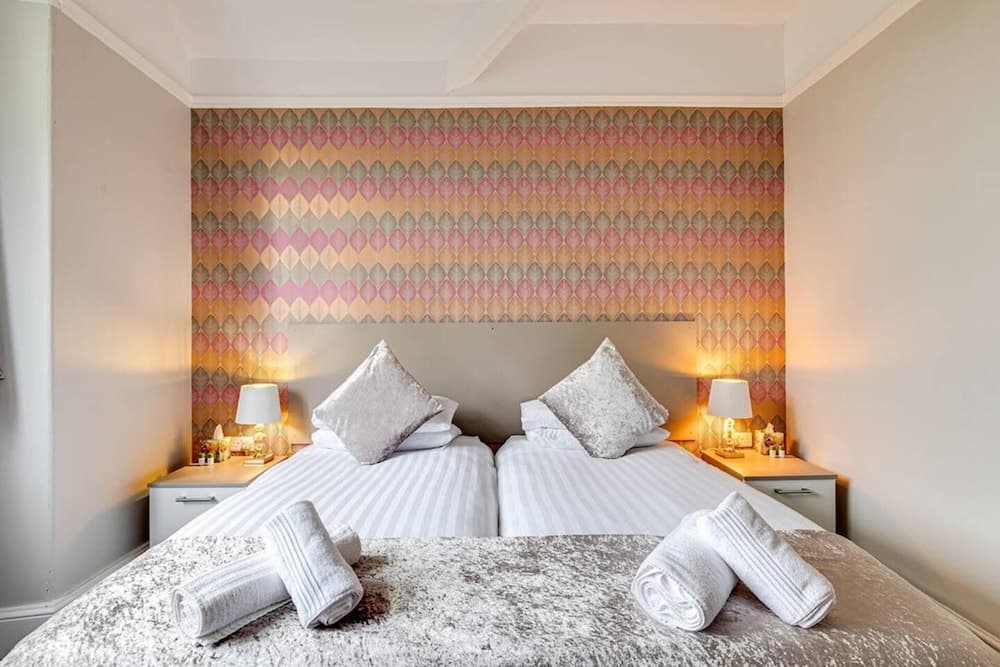 Delightful Holiday Home With sea Views and Hot Tub