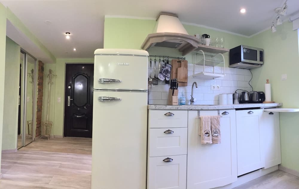 Prime 2Br Apt Next to Train Station