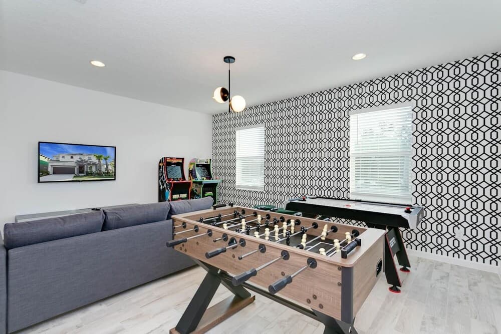 6BR Luxury Home - Private Pool Hot Tub and BBQ