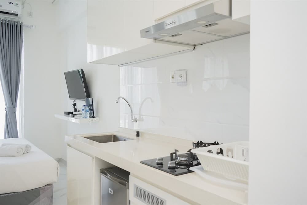 Nice And Homey Studio Room At Sky House Bsd Apartment