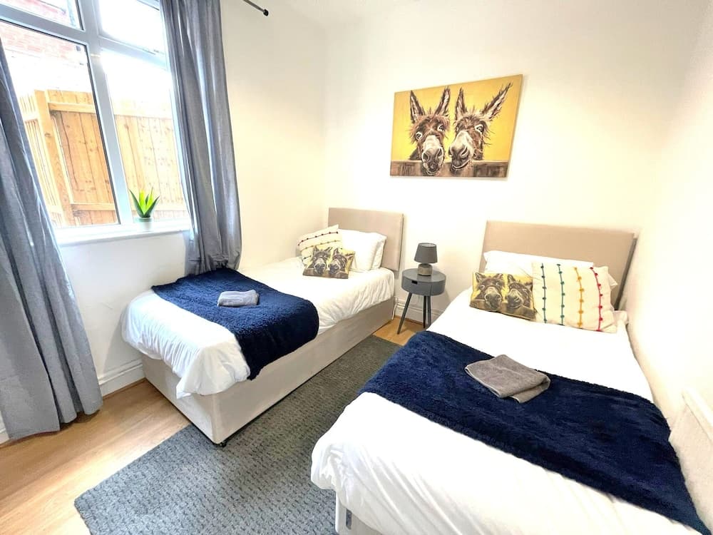 Spacious 2-bed Apartment With Hot tub and Parking