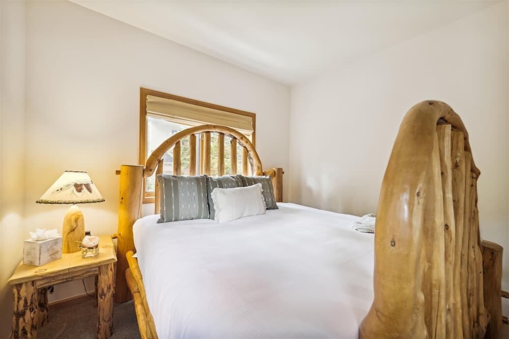 Mountain View Lodge 4 Bedroom Home by Redawning