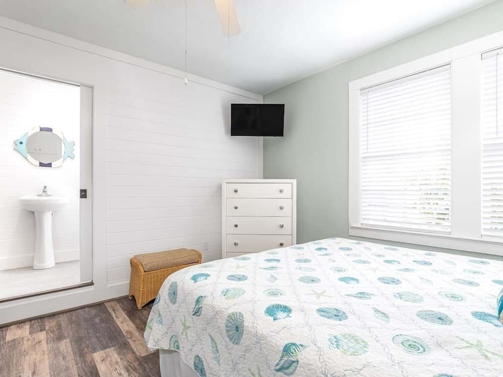 Beach Bum Inn by Tybee Vacation Rentals