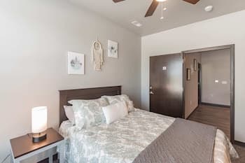 Spacious 2BR Suite W/patio Near Iowa State