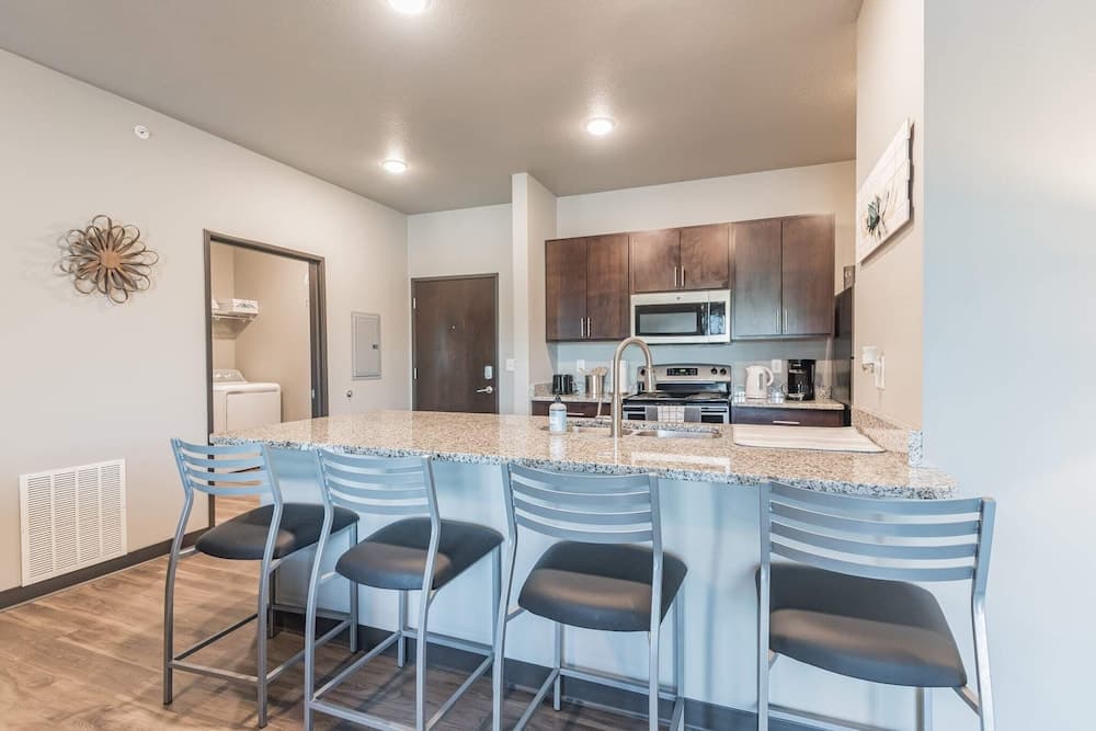 Spacious 2BR Suite W/patio Near Iowa State