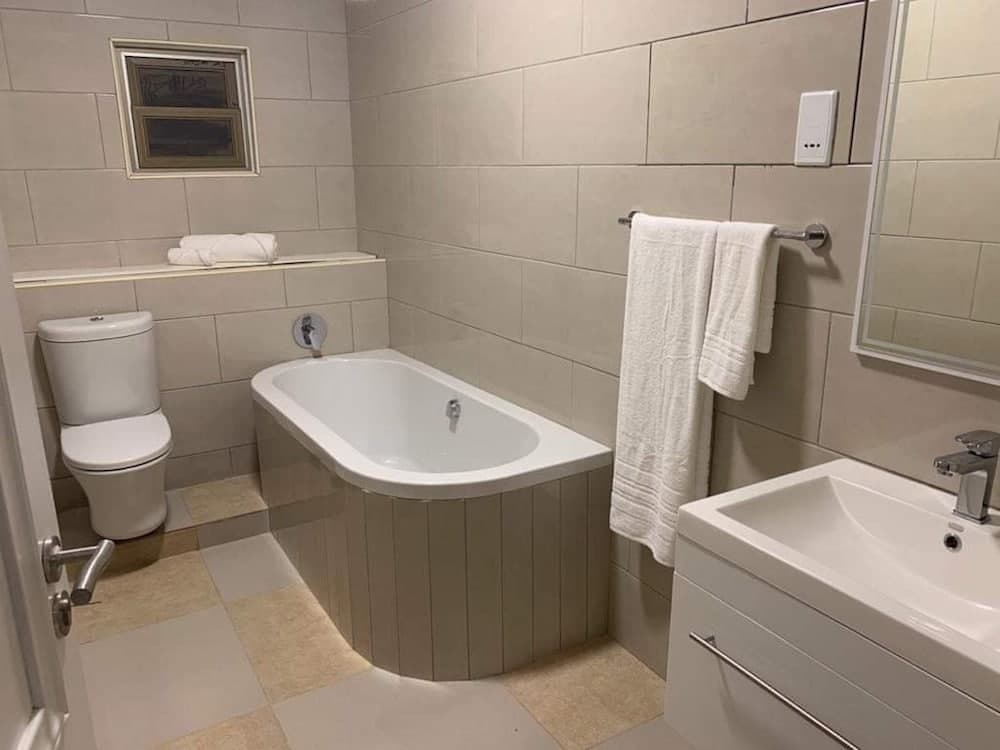 Executive 3 Bedrooms Fully Furnished Apartment Close to Amenities