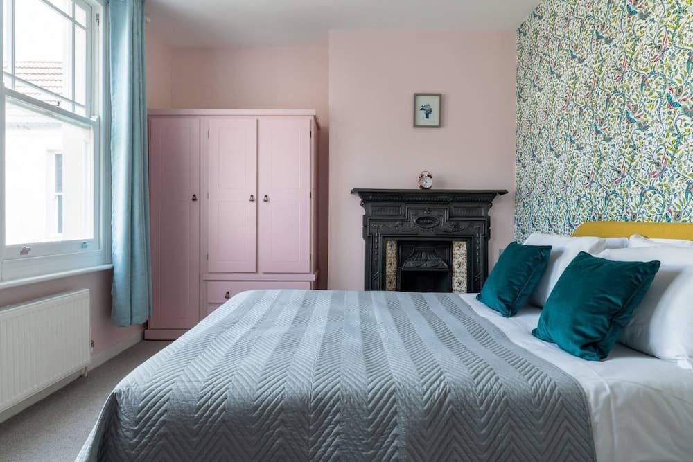 Bright And Beautiful City Cottage With Courtyard