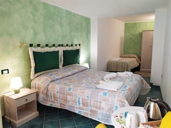 Caprera Room - Air-conditioned Triple Room in Maranola - Formia
