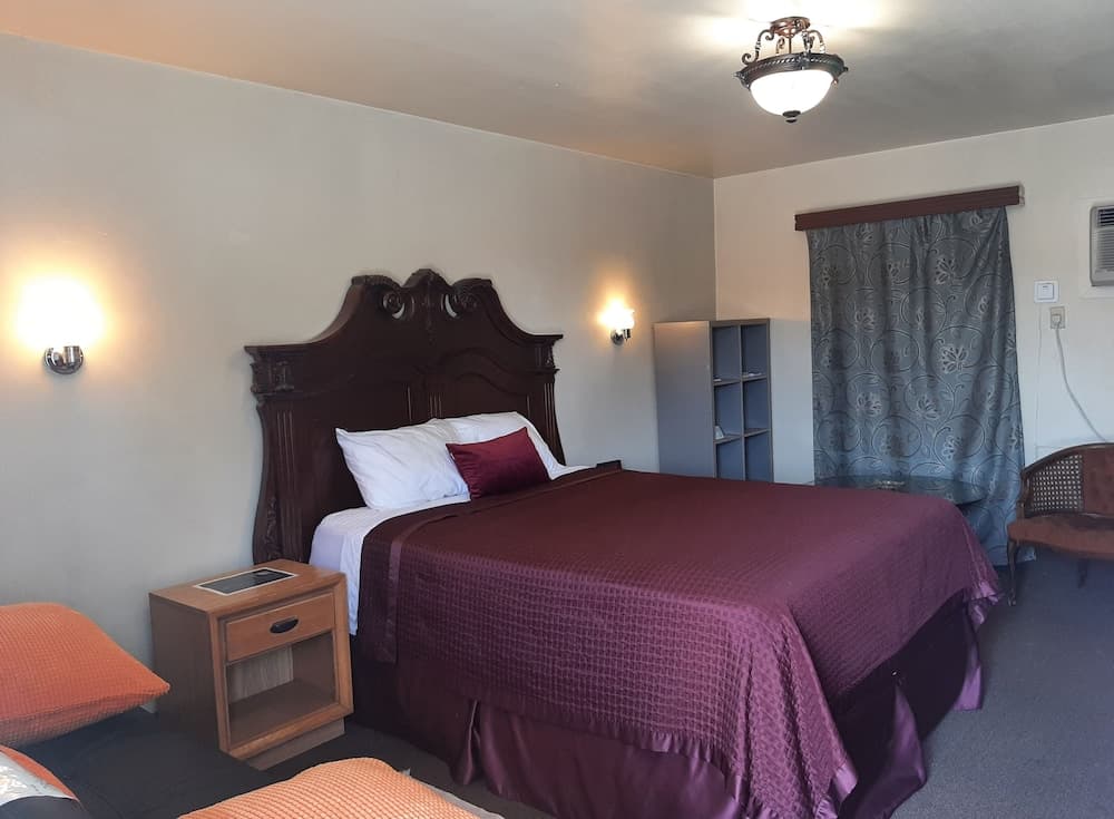 The New Star Motel with Studio-Kitchens: 1950s Extended-Stay Lodging and Retreat Center