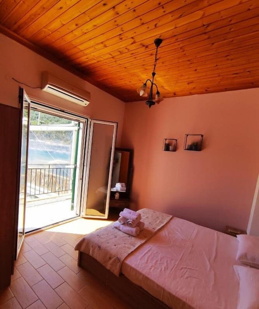 Fabulous apt. w breakfast near the sea