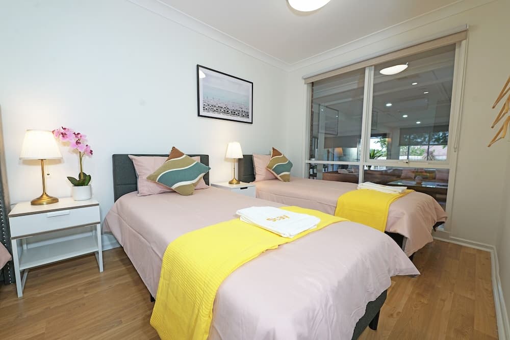 Hampton Park 4BDM Holiday Home Dandenong