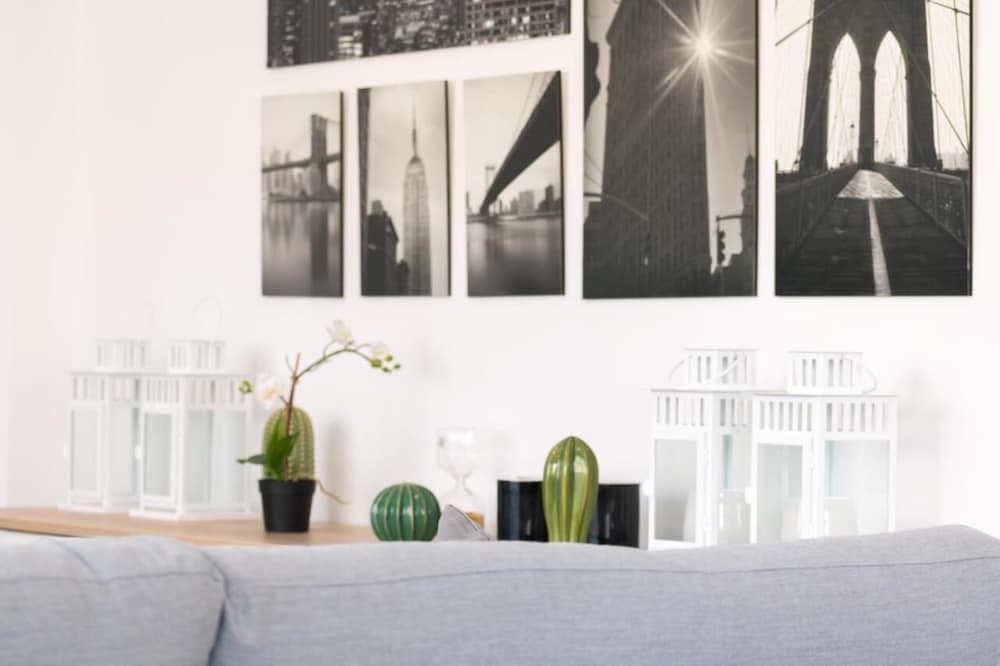 GTD31504 - Art room of Athens - Luna