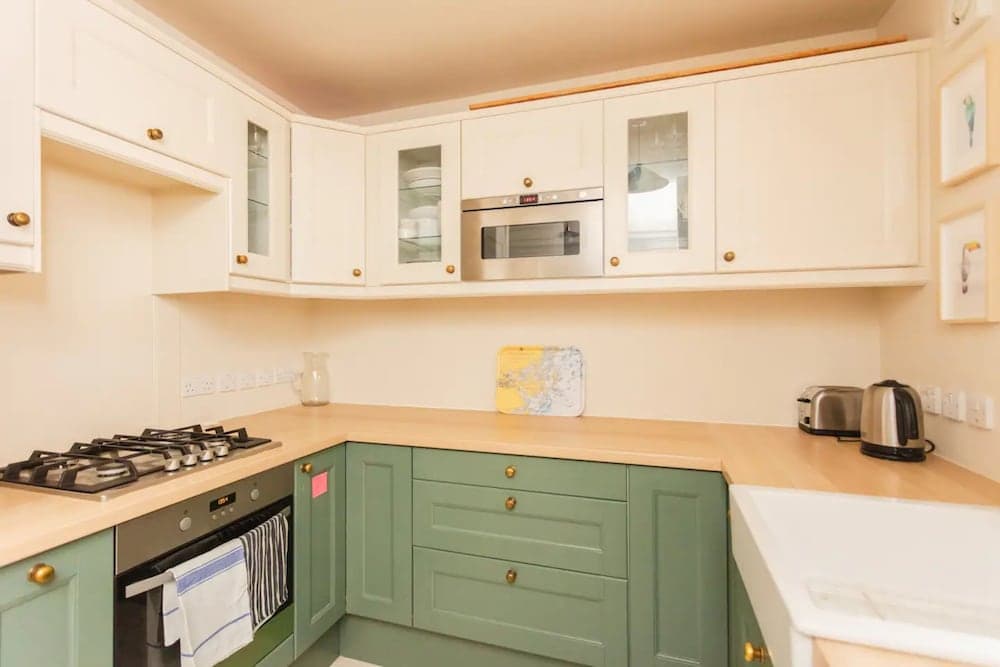 Chic 1 Bedroom Apartment in Zone 1 With Views Gherkin