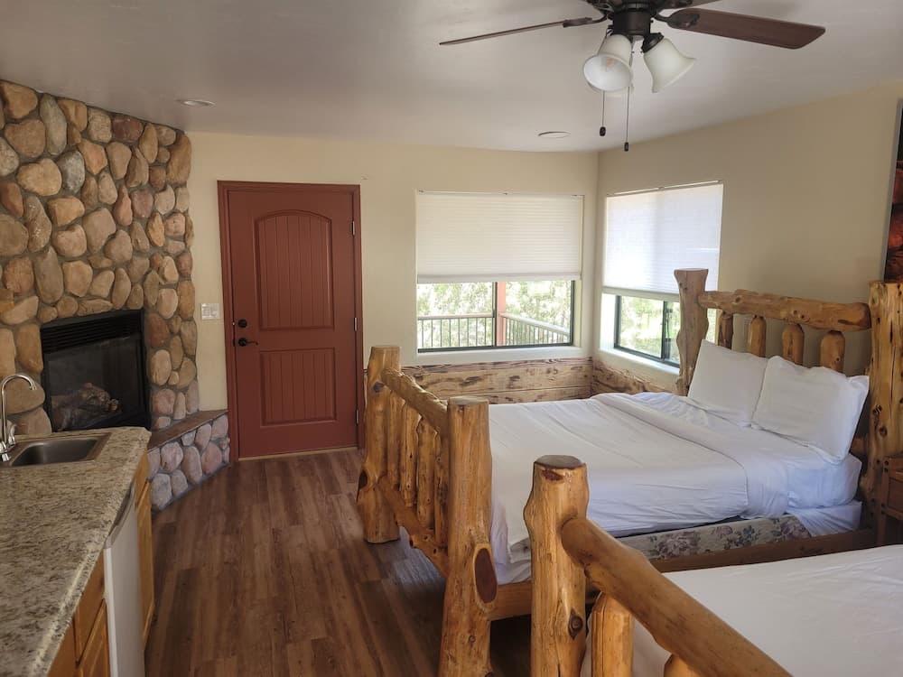 Creekside Lodge and Cabins