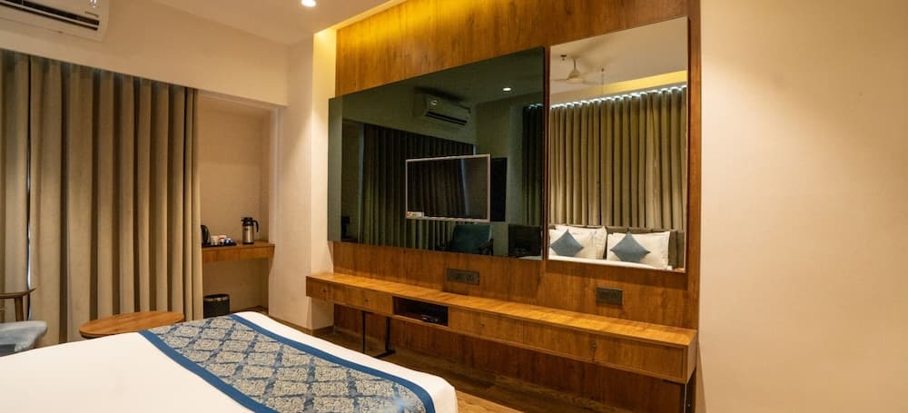 Pinnacle Grand Hotel & Banquets