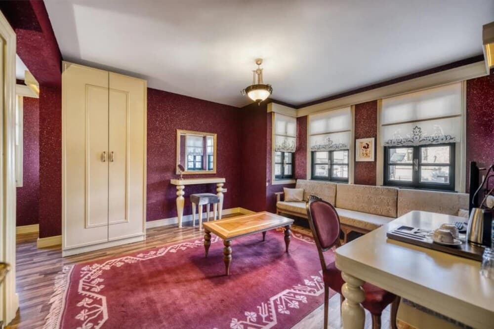 Vibrant Suite Located in Heart of Historic Area