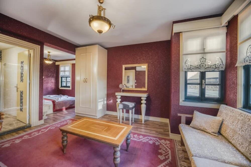 Vibrant Suite Located in Heart of Historic Area