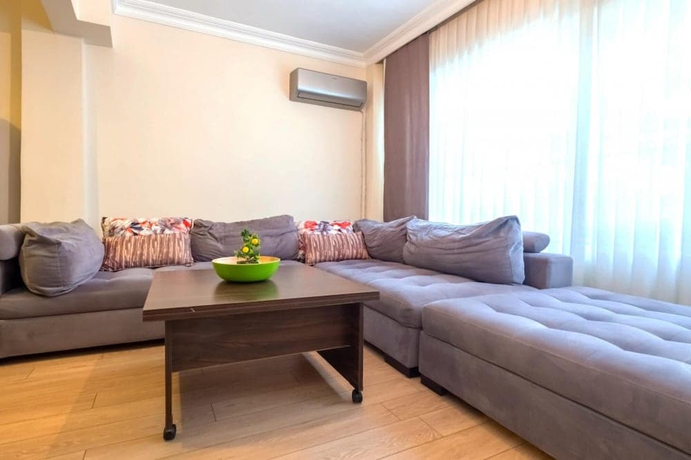 Flat With Garden Close to Coast in Uskudar