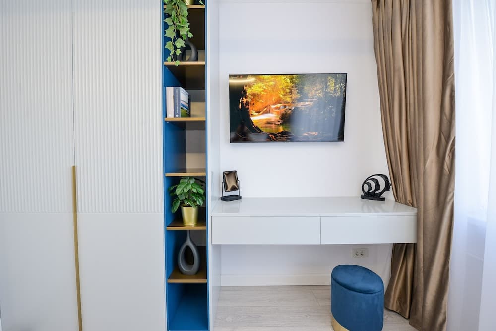 Celeste - One Bedroom Apartment - Next to Victoria Avenue and Cismigiu Park