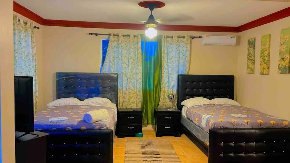 Lovely 2 Bedroom Condo With Pool And Hot Water