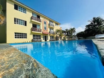 Lovely 2 Bedroom Condo With Pool And Hot Water