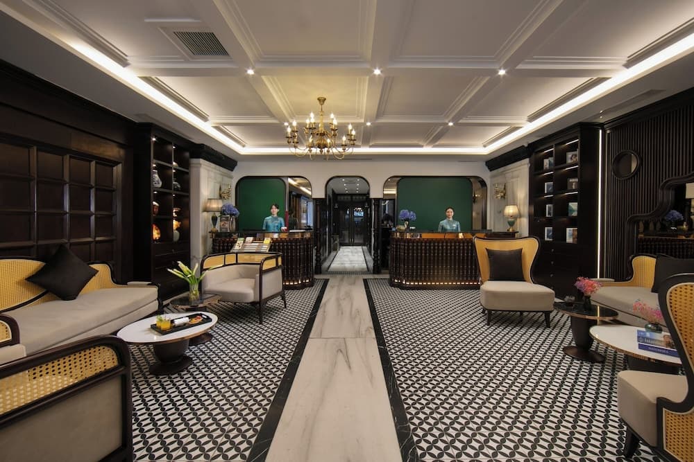 MAY DE VILLE Crown Hotel