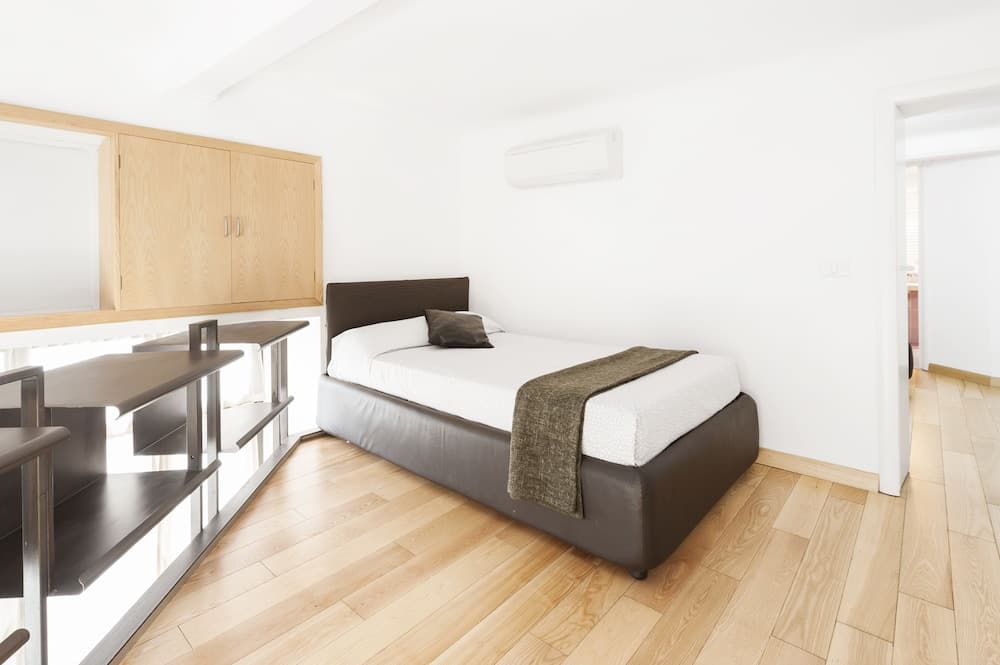 Inviting 3-bed Apartment in Roma 4mins to Colosseo