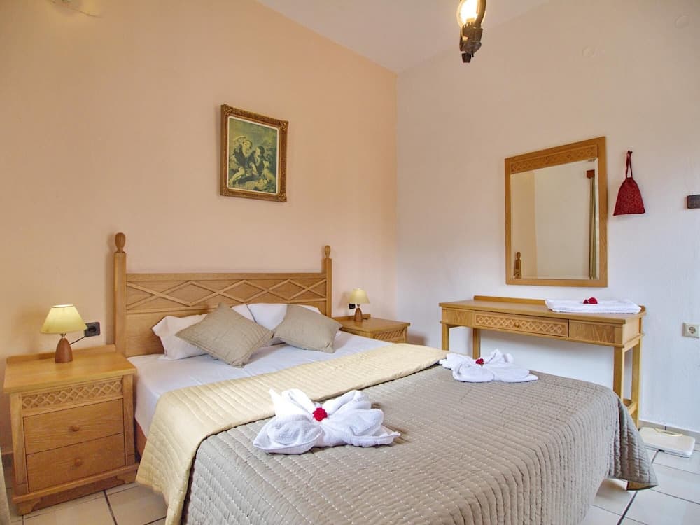 Maros Spitaki in Varipetro