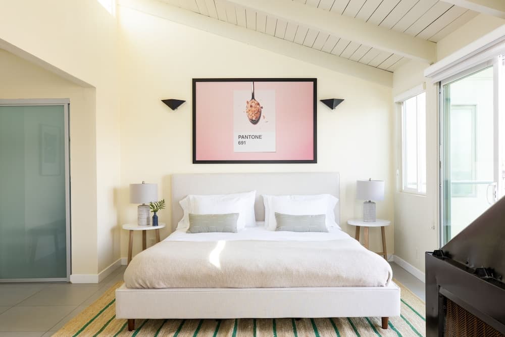 Bay Breeze by Avantstay Bayfront Home w/ Fire Pit & Private Dock in Balboa Peninsula