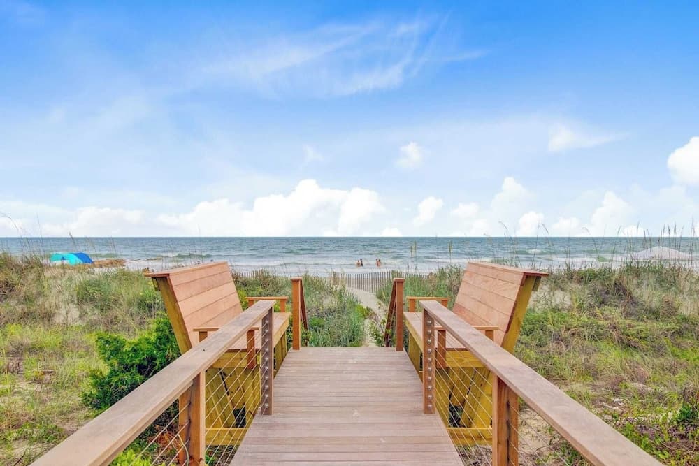 Lighthouse by Avantstay Beachfront View Home w/ Pool Table & Ping Pong