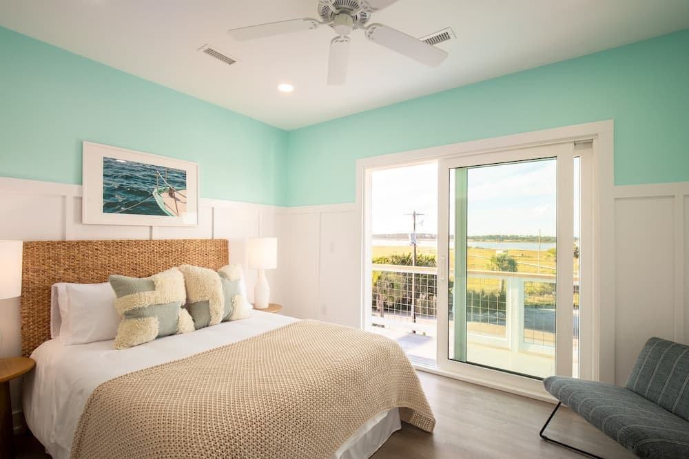 Ocean's Eye by Avantstay Beach Front Home w/ Roof Top, Pool & Putting Green!