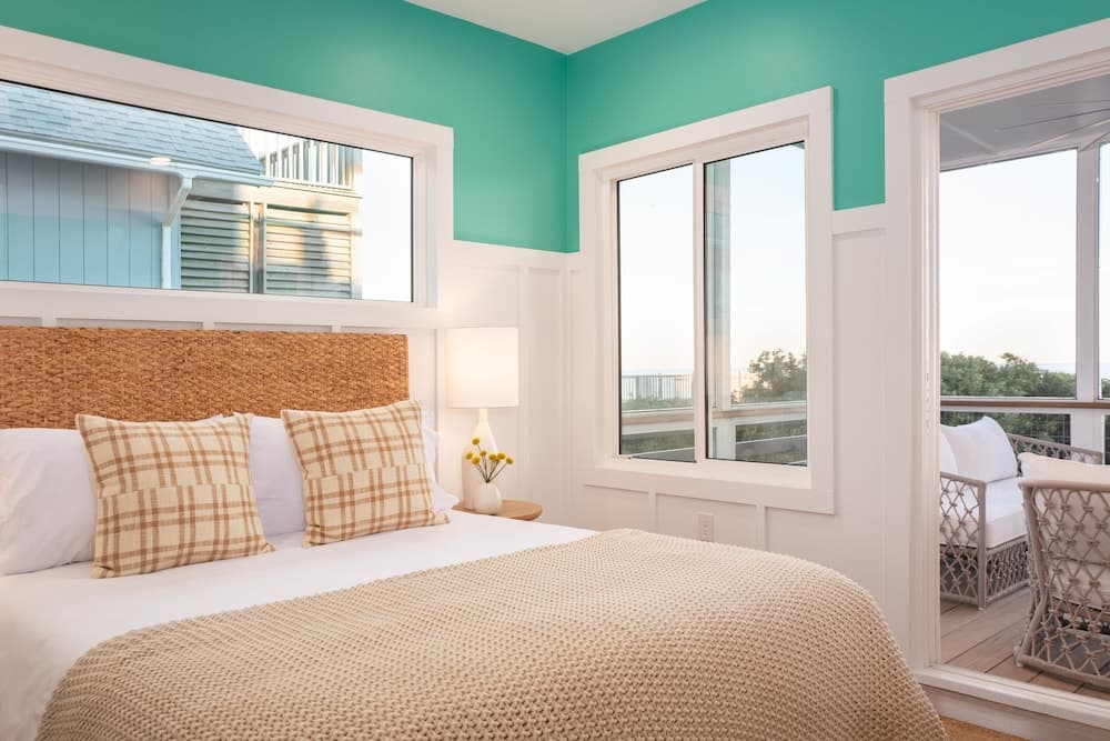 Ocean's Eye by Avantstay Beach Front Home w/ Roof Top, Pool & Putting Green!