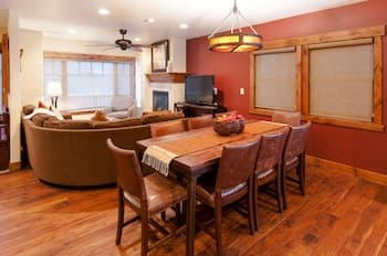 Norfolk Retreat by Avantstay Luxurious Mountain Home w/ Hot Tub