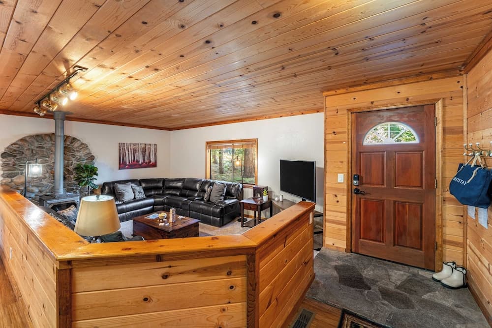 Whiskey Springs by Avantstay Classic Cabin Near Tahoe Donner Ski Area!